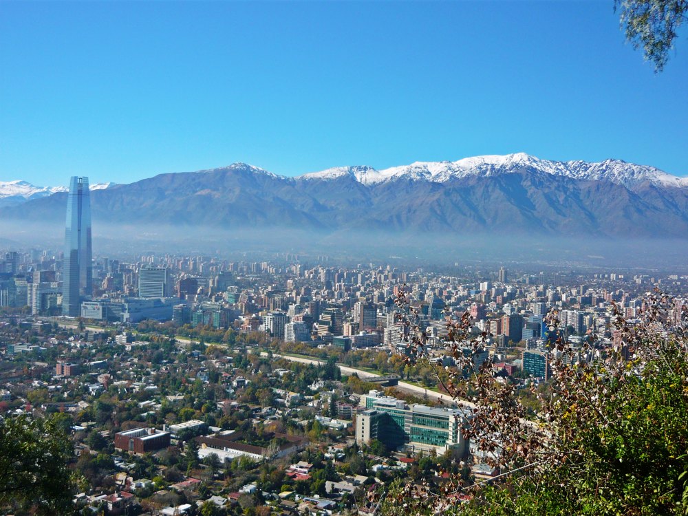Panorama de Santiago com a Cordilheira dos Andes ao fundo