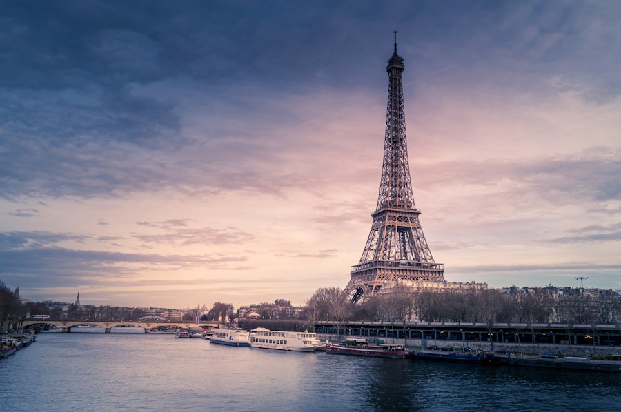 Torre Eiffel e rio Sena em Paris ao entardecer